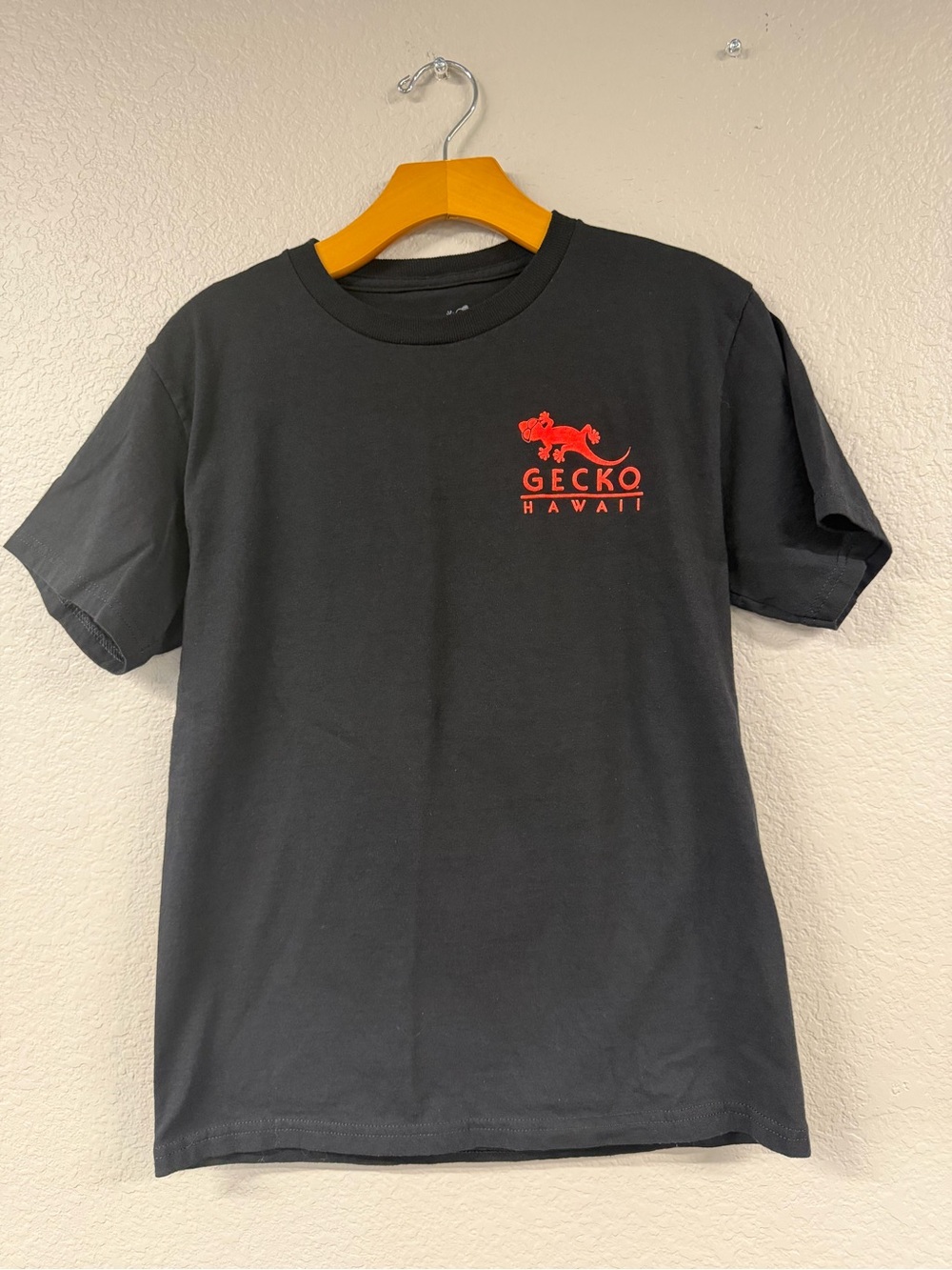 Gecko Hawaii Kids' Black Short Sleeve Tee with Red Logo